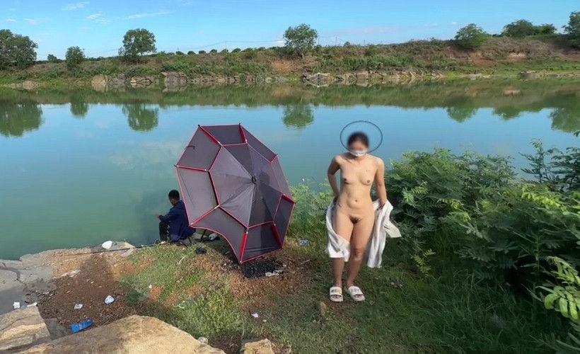 Poster of Bé người yêu ra hồ cá phô dâm mặc kệ cần thủ đang câu