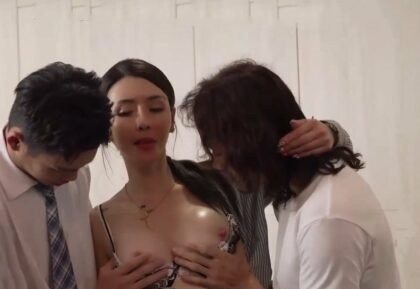 Poster of Hai cậu con trai hài lòng với người mẹ vú to hồi xuân