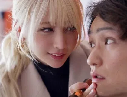 Poster of Nữ chuyên viên trang điểm quyến rũ với chiếc lưỡi dài